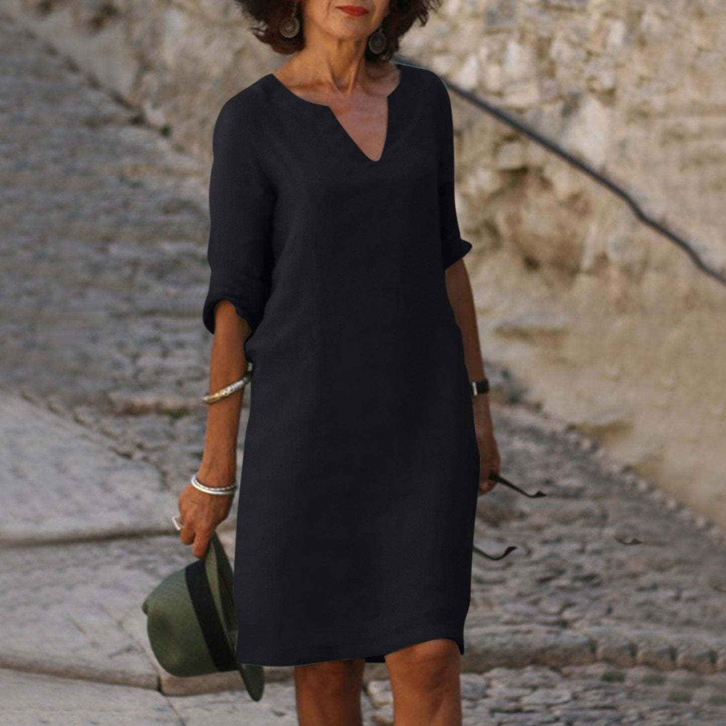 Amara – Vestido con cuello en V. Elegancia natural sin esfuerzo
