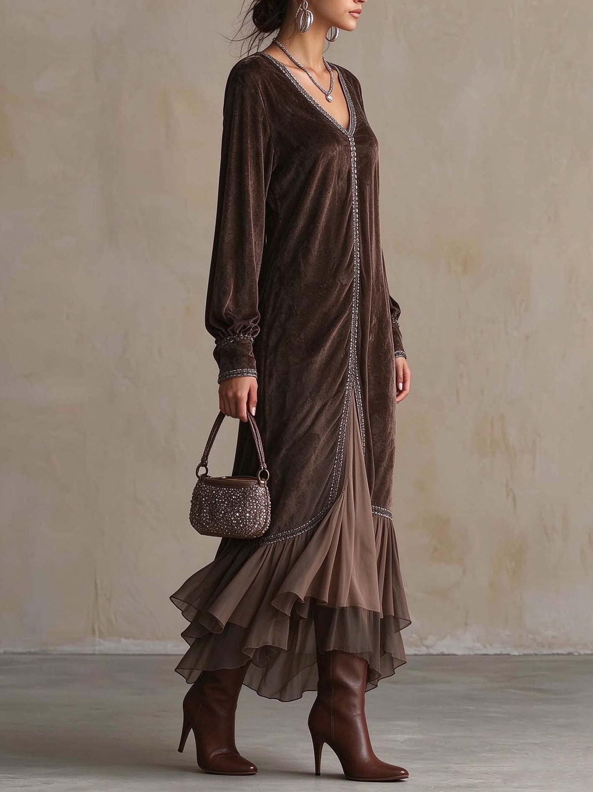 Teresa | Vestido midi acampanado en ante sintético con escote en V para Mujer