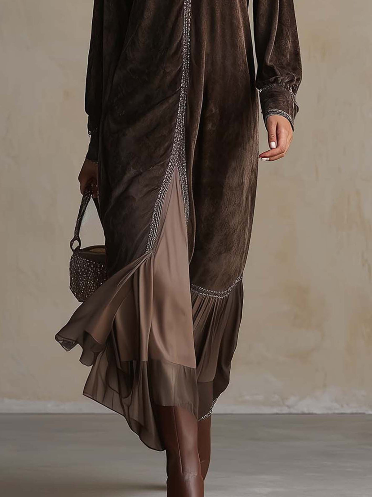 Teresa | Vestido midi acampanado en ante sintético con escote en V para Mujer