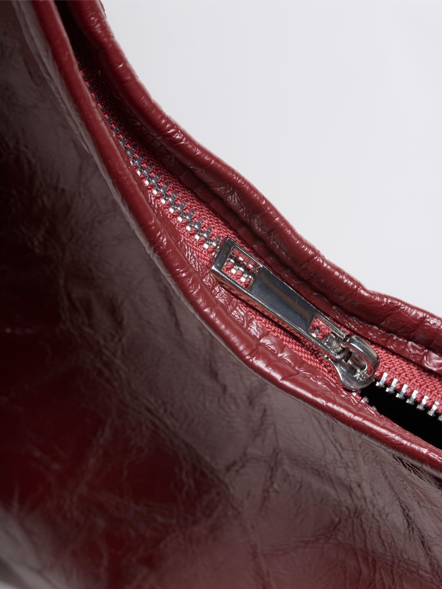 Bolso de mano Scarlett de piel desgastada