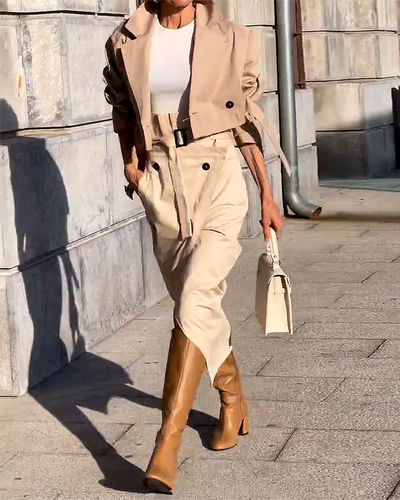 Elegante conjunto de dos piezas con abrigo y falda.