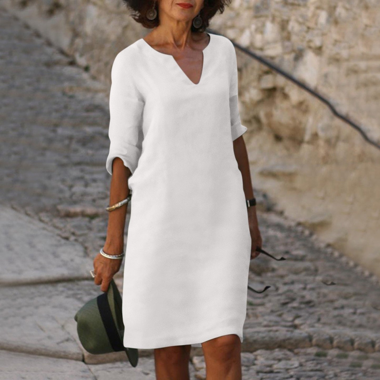 Amara – Vestido con cuello en V. Elegancia natural sin esfuerzo