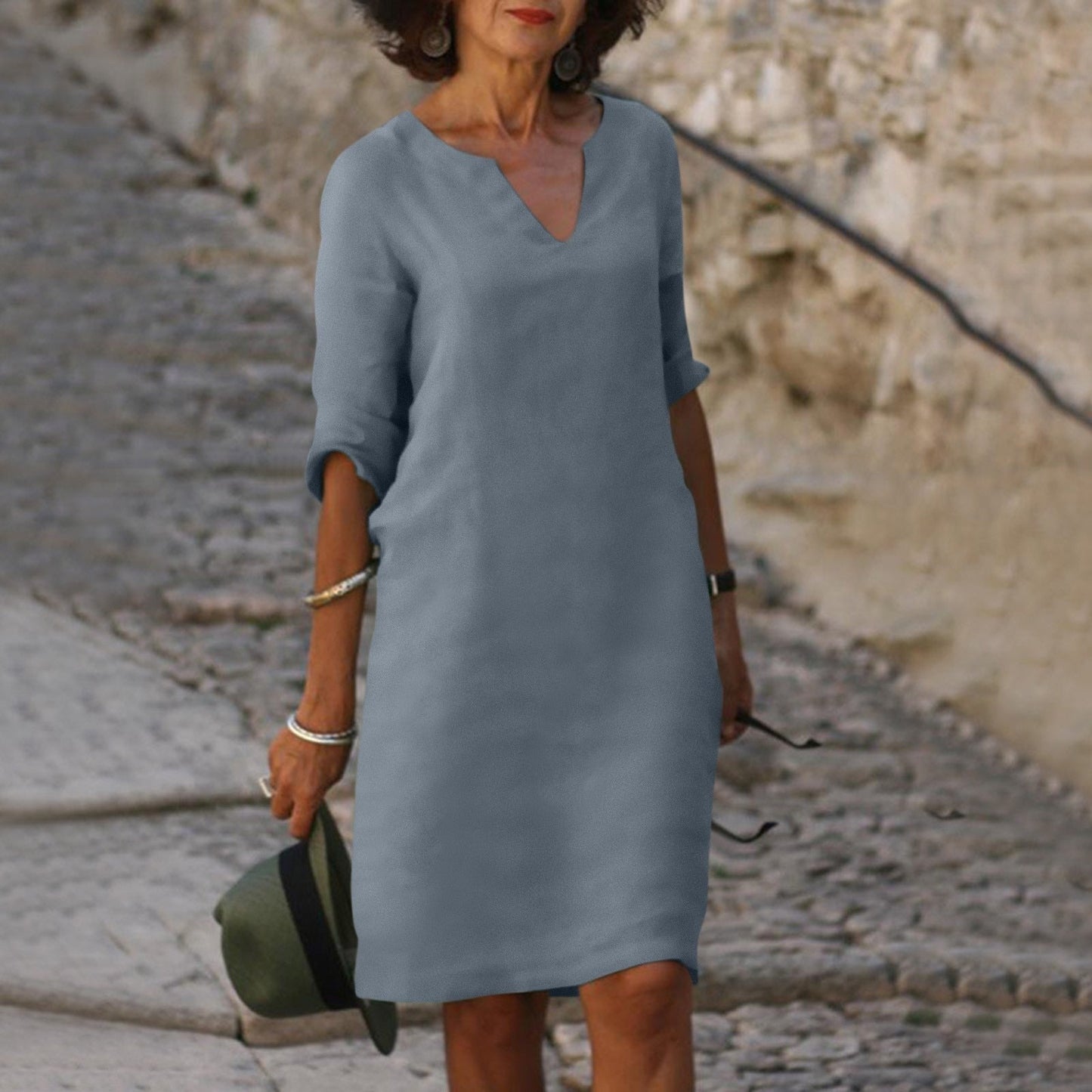 Amara – Vestido con cuello en V. Elegancia natural sin esfuerzo