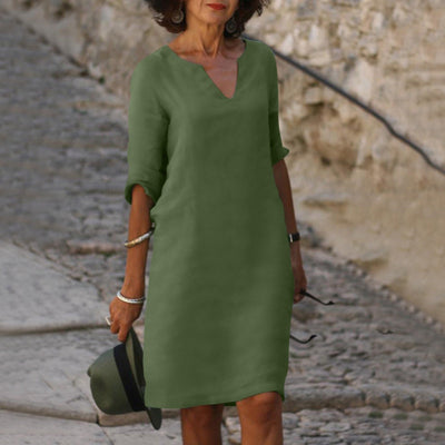 Amara – Vestido con cuello en V. Elegancia natural sin esfuerzo
