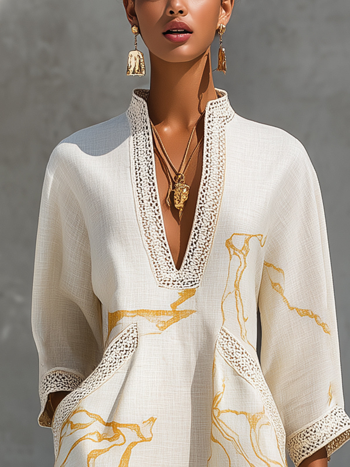 Aliénor | Vestido Mini de Encaje de Croché Marfil con Motivos Dorados y Escote en V para Mujer