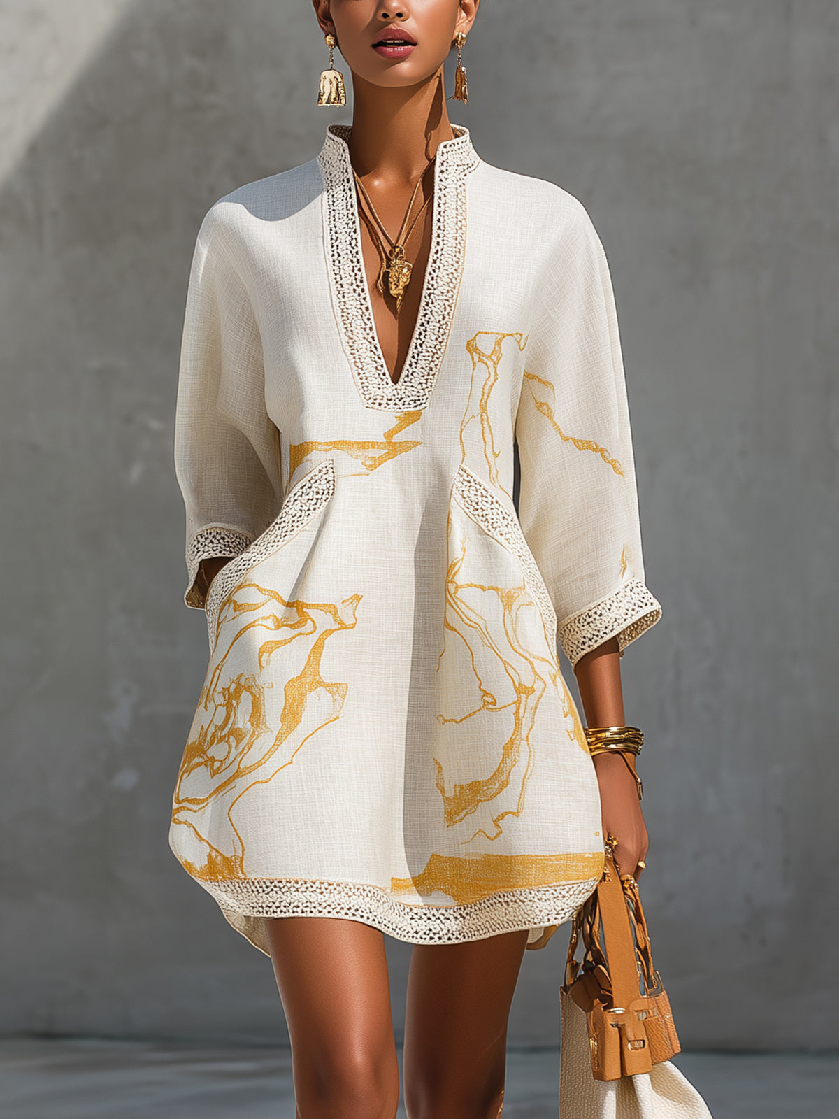 Aliénor | Vestido Mini de Encaje de Croché Marfil con Motivos Dorados y Escote en V para Mujer