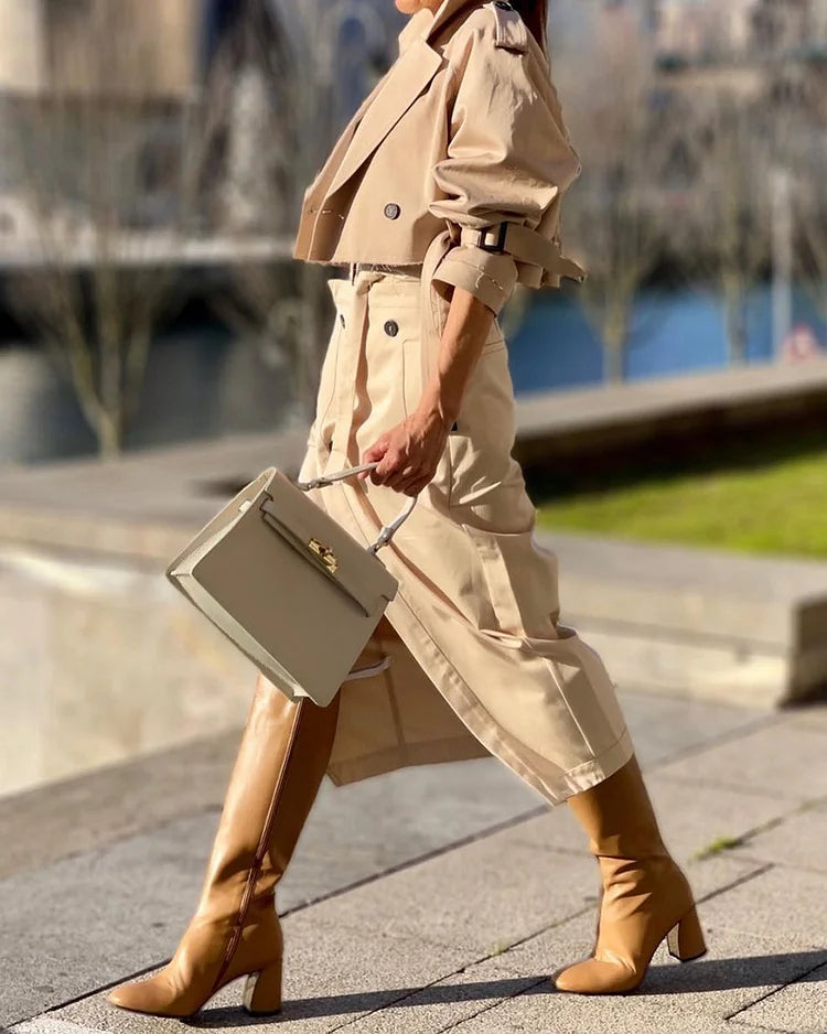 Elegante conjunto de dos piezas con abrigo y falda.