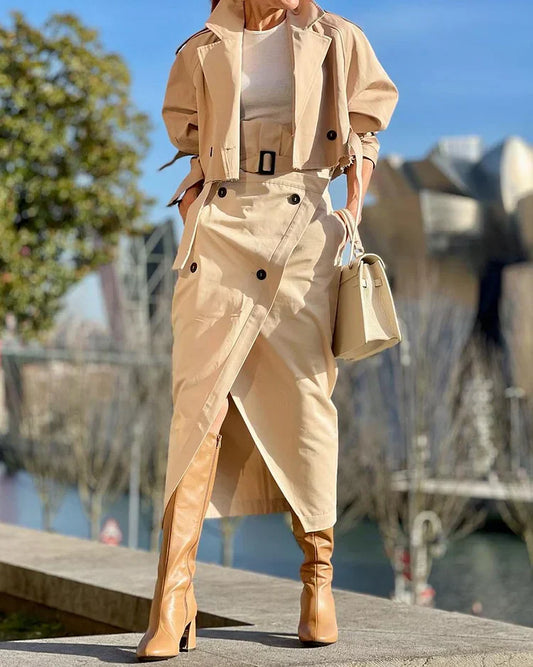 Elegante conjunto de dos piezas con abrigo y falda.