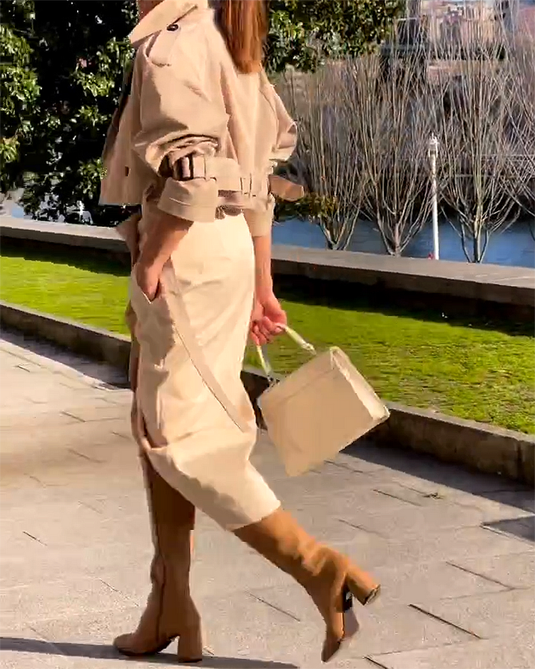 Elegante conjunto de dos piezas con abrigo y falda.