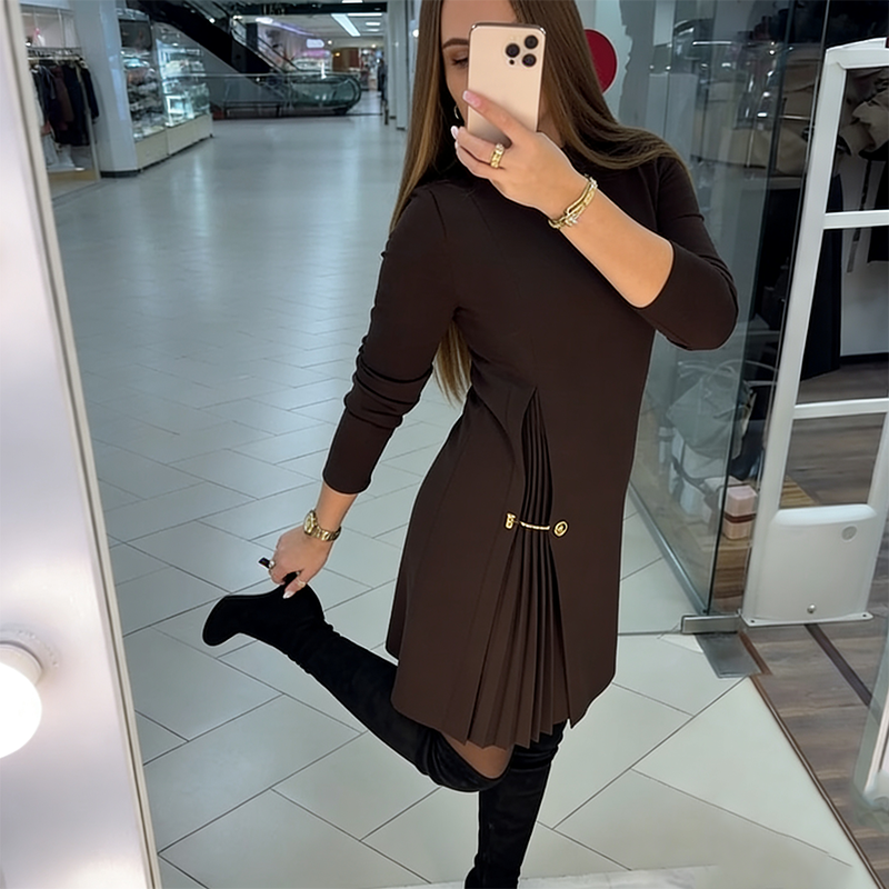 Linares - Vestido Sofisticado Línea A con Detalle Plisado y Cadena Dorada